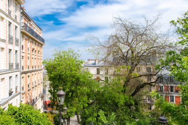 Paris, Montmartre 'daki romantik merdiven, tipik binalar ve yer lambası.