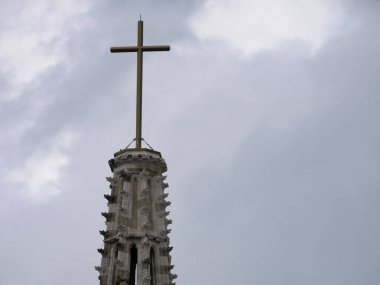 Hırvatistan 'ın bulutlu gökyüzüne karşı Zagreb Katedrali' nin güzel bir manzarası