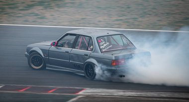 BMW E30 yarışması piste sürüklenmeye hazır