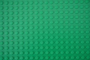 Yeşil plastik bir lego tahtası.