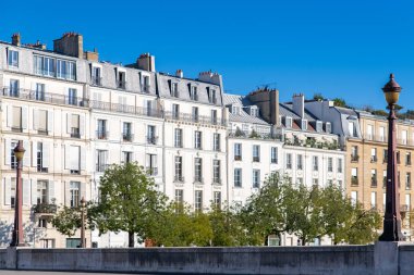 Paris, ile saint-louis and quai de Bethune, beautiful ancient buildings, panorama  on the Tournelle bridge