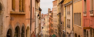 Lyon, Croix-Rousse 'da tipik bir sokak, renkli binalar.