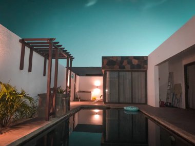 Geceleri havuzu olan güzel, modern bir villa.