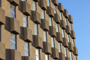 Mavi gökyüzüne karşı bir ofis binası.