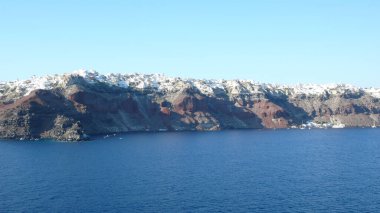 Yunanistan 'ın Santorini (Thira) adasındaki Ege kıyısı yakınlarındaki uçurumların güzel manzarası