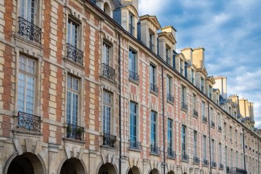 Paris, Vosges Meydanı, kamu parkı olan güzel binalar.