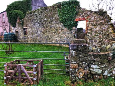 Konut binasının yanındaki bir çiftlik arazisinde eski bir taş duvarın güzel bir görüntüsü.