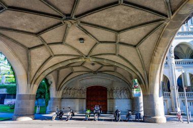 Zürih 'teki tarihi bir binanın ayrıntılı yüzünün düşük açılı bir görüntüsü.