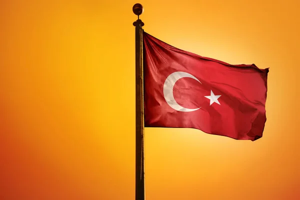 Uma Renderização Uma Bandeira Ondulante Turquia Pólo Fundo Laranja — Fotografia de Stock