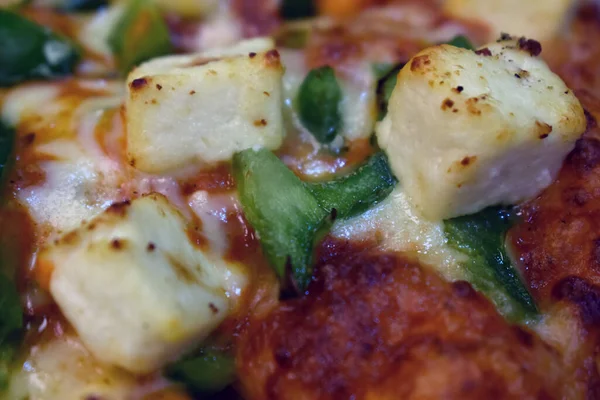 Paneer Pizza Индийская Версия Итальянского Блюда Начинкой Творога Подаваемого Тарелке — стоковое фото
