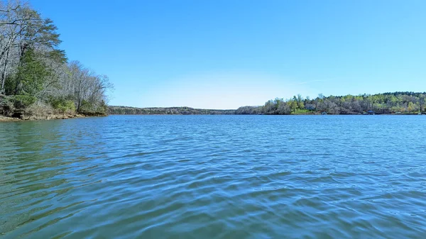 Ein Natürlicher Blick Auf Einen Ruhigen See Unter Einem Strahlend — Stockfoto