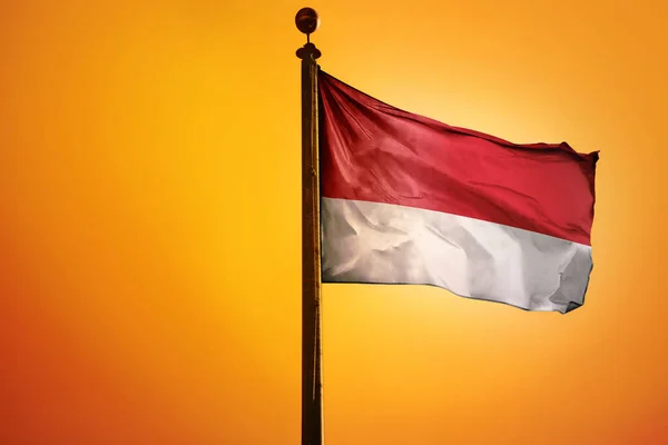 Bandeira Nacional Indonésia Mastro Isolado Fundo Laranja — Fotografia de Stock