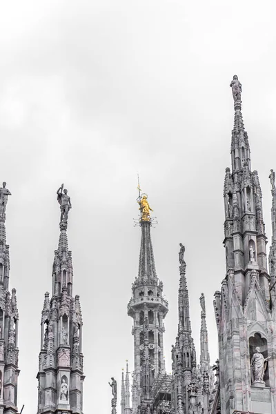 イタリアのミラノ大聖堂の垂直ショット — ストック写真