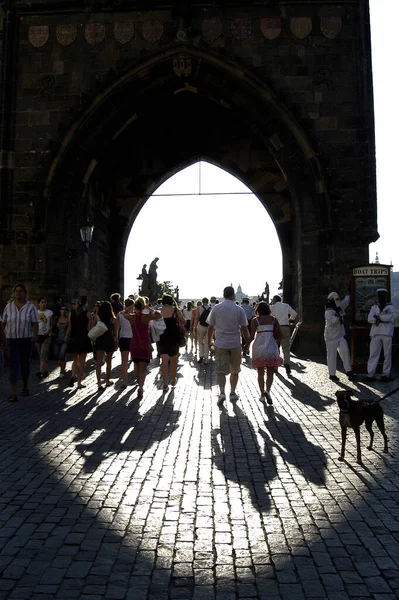 Függőleges Felvétel Azokról Emberekről Akik Egy Ívkapu Felé Sietnek Prágában — Stock Fotó
