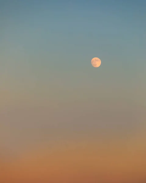 Ένα Φεγγάρι Εμφανίζεται Στον Ουρανό Κατά Διάρκεια Του Ηλιοβασιλέματος — Φωτογραφία Αρχείου