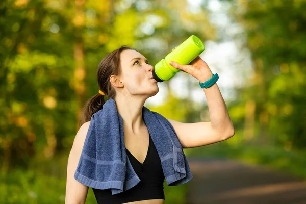 Une Jeune Femme Caucasienne Buvant Eau Faisant Une Pause Après — Photo