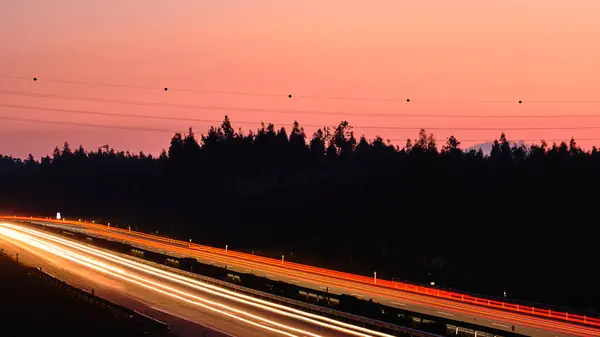 Una Carretera Borrosa Iluminada Hora Dorada —  Fotos de Stock