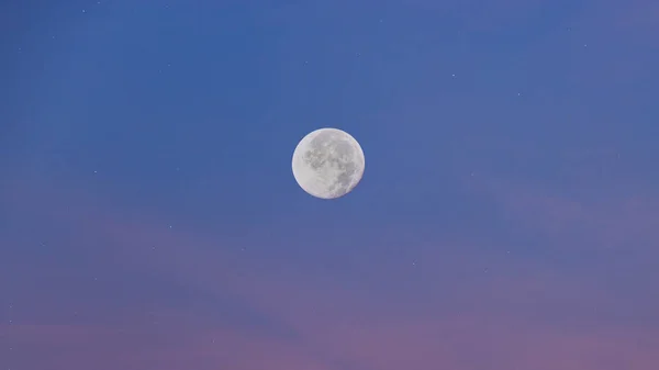 Uma Bela Vista Lua Cheia Anoitecer Contra Nuvens Cor Rosa — Fotografia de Stock