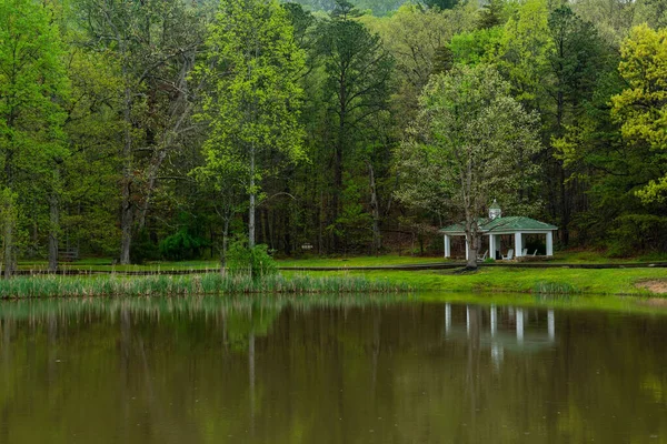 Gazebo White Adirondack Chairs Green Forest Usa — Stock Photo, Image