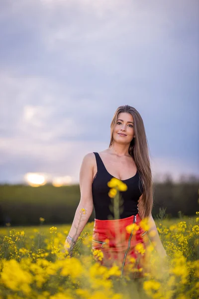 Uma Linda Menina Caucasiana Hungria Posando Campo Com Flores Amarelas — Fotografia de Stock
