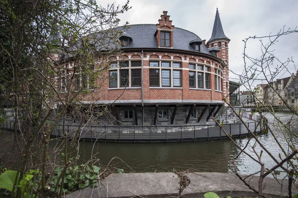 Veduta Della Facciata Edifici Rossi Grigi Circondati Dall Acqua Gand — Foto Stock