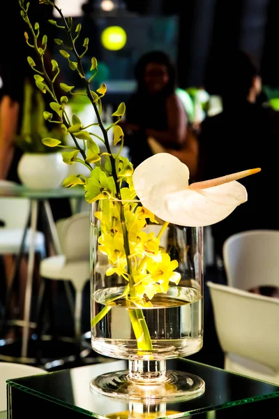 Vasos Flores Elegantes Luxo Uma Mesa Para Uma Festa Evento — Fotografia de Stock