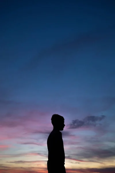 Вертикальний Знімок Бічного Силуету Хлопчика Який Насолоджується Видом Захід Сонця — стокове фото