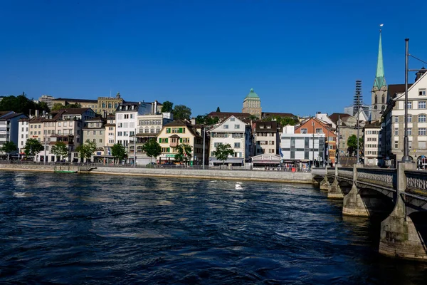 Limmat Nehrinin Yanındaki Zürih Şehir Binalarının Güzel Manzarası — Stok fotoğraf