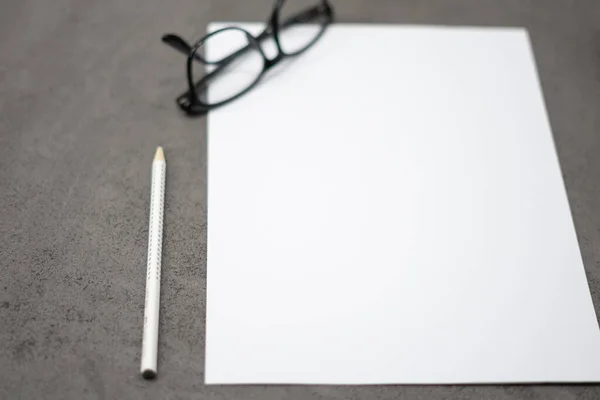 Detailní Záběr Kusu Bílého Papíru Tužky Brýlí Šedé Látce — Stock fotografie