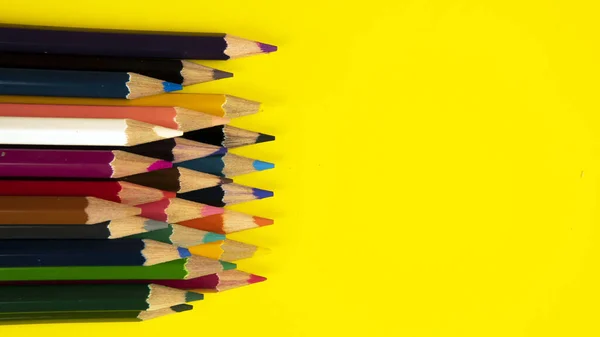 Kalem Rengi Üzerine Seçici Odaklı Sarı Arkaplan Üzerinde Bir Grup — Stok fotoğraf