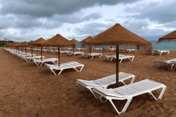 Een Lijn Van Ligstoelen Een Leeg Strand Resort Zuid Europa — Stockfoto