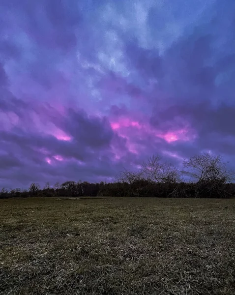 Campo Verde Bajo Cielo Nublado Colores Durante Una Hermosa Puesta —  Fotos de Stock