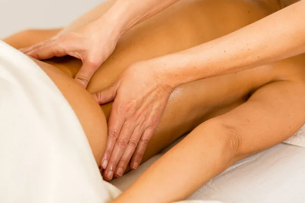 Sessão Massagem Terapêutica Relaxante Com Óleos Essenciais Nas Costas Uma — Fotografia de Stock