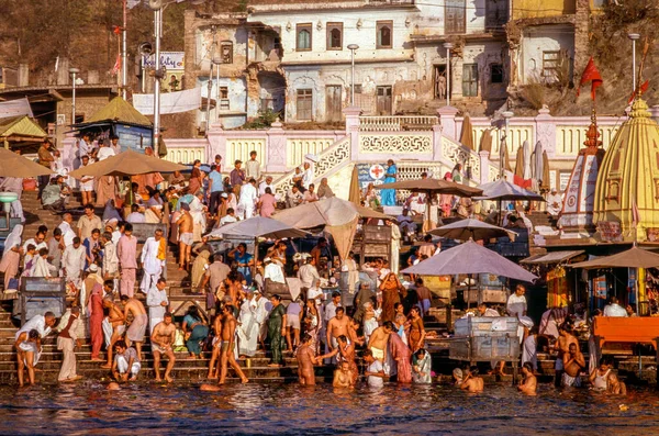 Indian People Bathe Together Ganges River Varanasi — Stock Photo, Image