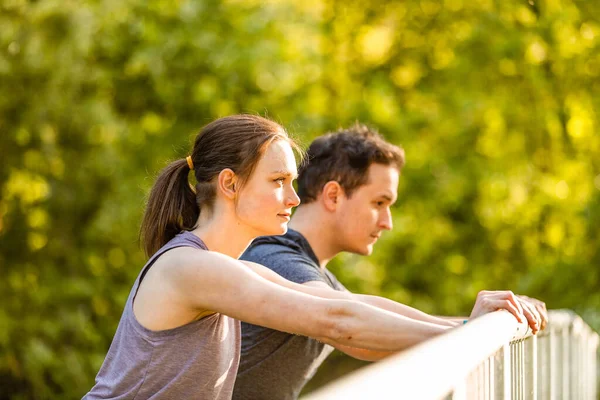 Colpo Messa Fuoco Superficiale Giovani Coppie Che Fanno Esercizi Stretching — Foto Stock