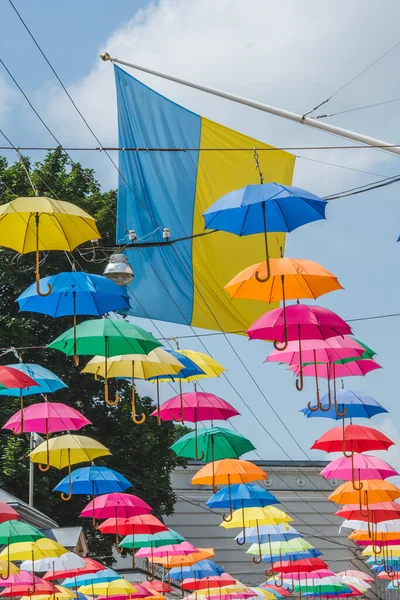 Een Prachtige Straat Decoratie Met Kleurrijke Open Paraplu Een Vlag — Stockfoto