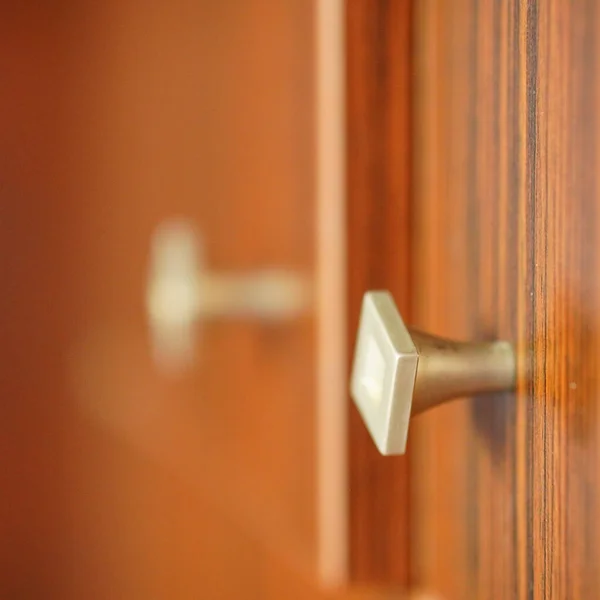 Strzał Zbliżeniowy Kwadratowego Kształtu Metalowa Rączka Drewnianych Drzwi — Zdjęcie stockowe