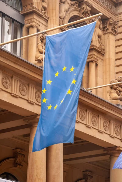 Euriopejská Vlajka Unie Visící Budově Burzy Cenných Papírů Frankfurt — Stock fotografie