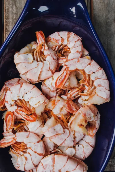 Crevettes Grillées Barbecue Dans Plat Bleu Extérieur — Photo