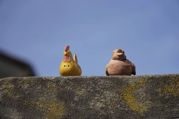 Primer Plano Figuras Decorativas Piedra Pájaros Una Repisa Pared Mibu — Foto de Stock