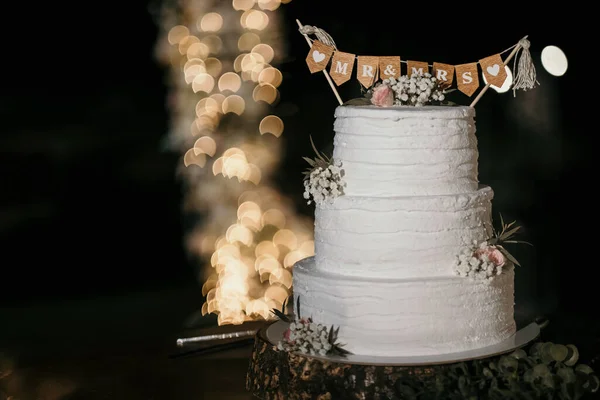 White Wedding Cake Mrs Sign — Stock Photo, Image