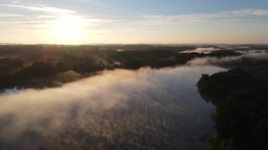 Göle yansıyan manzaranın güzel bir görüntüsü.
