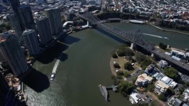 İnsansız hava aracı Brisbane şehrinin üzerinde uçuyor.