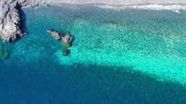 Kayalık bir sahili ve su altı yapıları olan berrak bir deniz manzarası. El Hierro, Kanarya Adaları, Atlas Okyanusu 'ndaki volkanik ada..