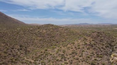 Arizona, ABD 'deki Saguaro Gölü' nün etrafında dönen bir insansız hava aracı.