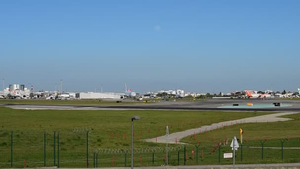 Ett Easyjet Flygplan Börjar Landa Lissabons Flygplats — Stockvideo