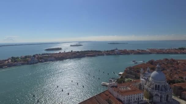 在意大利威尼斯的一个阳光灿烂的日子 一架无人驾驶飞机在圣玛丽亚 德拉索尔特教堂附近的运河上空飞行 — 图库视频影像