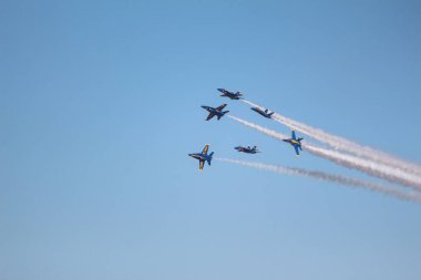 San Diego, ABD 'deki Miramar Hava Gösterisi açık mavi gökyüzünün altında
