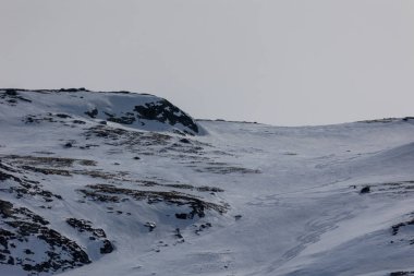Dağın karlı yamacının manzarası. Hemsedal, Norveç.