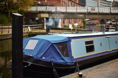 Birmingham, İngiltere kanalında geleneksel bir yüzen ev.